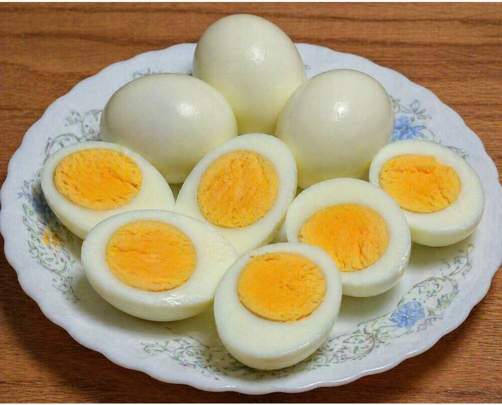 Araucana Eating Eggs