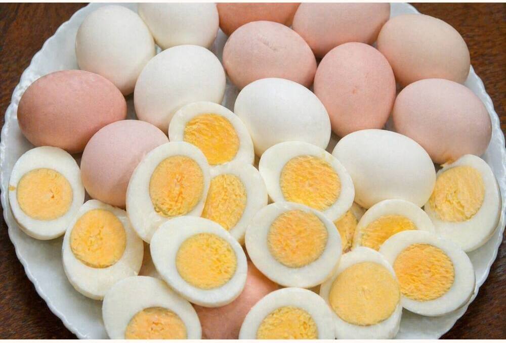 RH1 Eating Eggs
